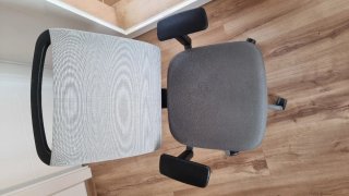 Silla de oficina ergonómica gris