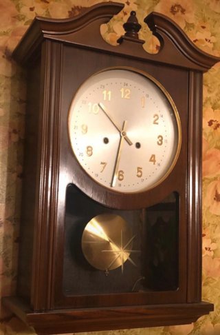 Reloj de Pared Antiguo con Péndulo.