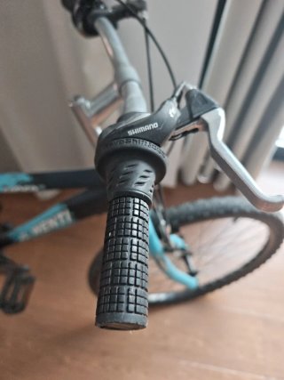 Bicicleta de montaña azul y negra