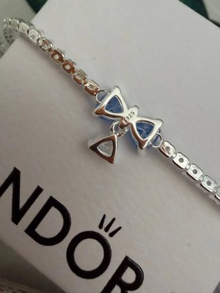 Pulsera estilo Bridgerton con mariposa azul