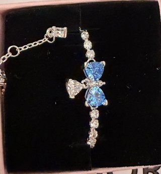 Pulsera estilo Bridgerton con mariposa azul