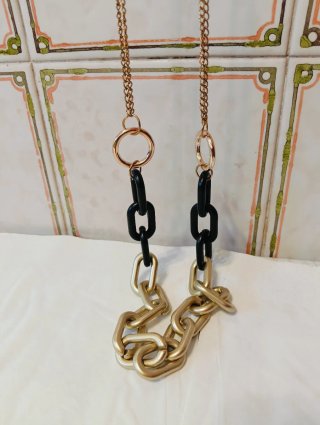 Collana a catena dorata e nera