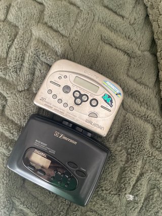 Reproductor Sony Walkman y Emerson Radio Cassette