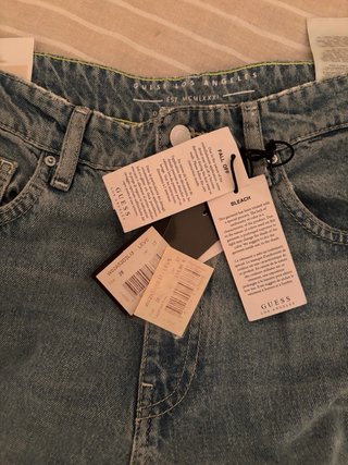 Pantalón Guess azul con etiqueta