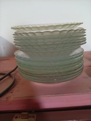 Plato de cristal con borde ondulado