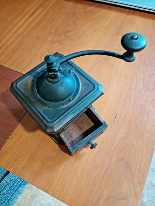 Molinillo de café antiguo de hierro fundido