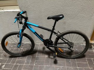 Bicicleta montaña Btwin azul y negra