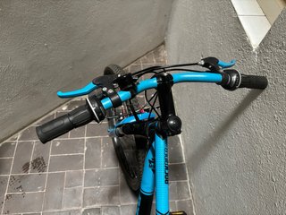 Bicicleta montaña Btwin azul y negra