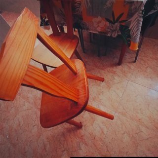 Lote 2 sillas de madera