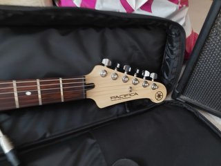 Yamaha Pacifica 112j + amli Line 6/ Spider V 20 Mk