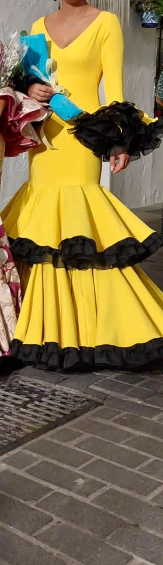 Traje de flamenca amarillo y negro