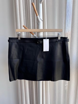 Falda efecto piel negra Mango Talla L