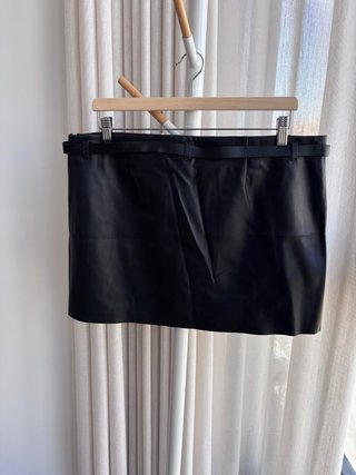 Falda efecto piel negra Mango Talla L