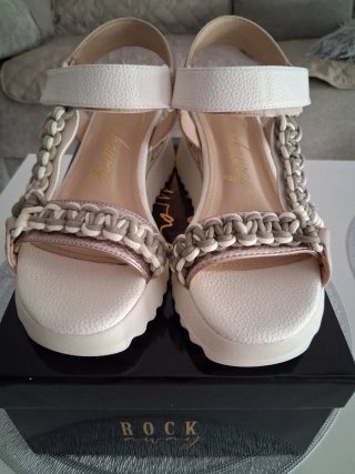 Sandalias Rock Away doradas y blancas