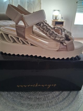 Sandalias Rock Away doradas y blancas