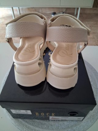 Sandalias Rock Away doradas y blancas