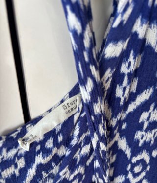 Mono Sfera azul y blanco estampado