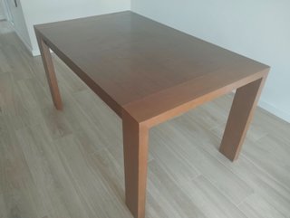 Mesa de comedor y 4 sillas de madera