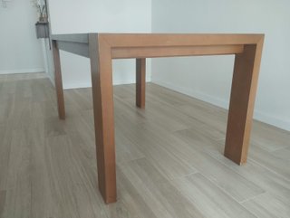 Mesa de comedor y 4 sillas de madera