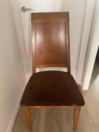 Mesa de comedor y 4 sillas de madera
