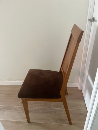 Mesa de comedor y 4 sillas de madera