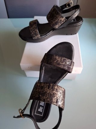 Sandalias De Niro negras y doradas