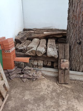 Traviesas de tren antiguas de madera.