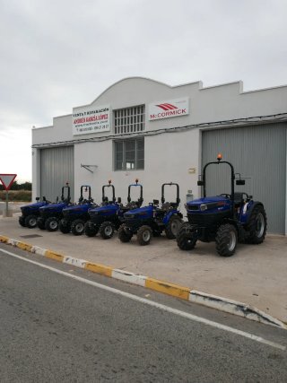 Tractor Farmtrac Escorts Kubota con pala y retro
