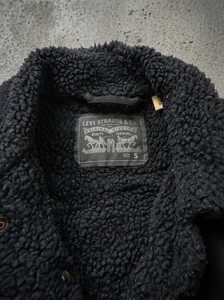 Cazadora Levi's Negra Forro Cálido