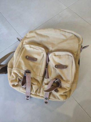 Mochila de lona beige y marrón