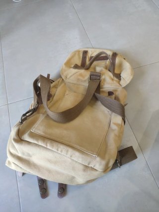 Mochila de lona beige y marrón