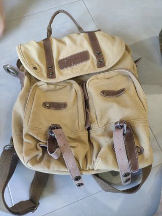 Mochila de lona beige y marrón