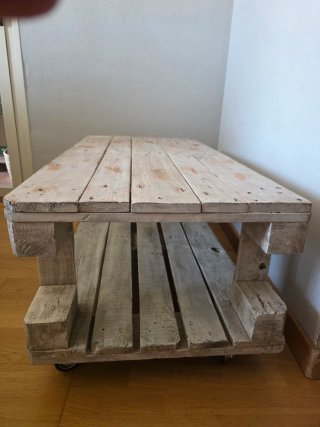 Mesa de centro de palets con ruedas