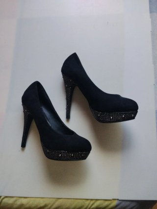 Zapatos de fiesta negros con pedrería