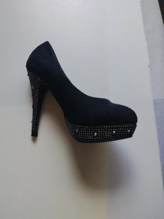 Zapatos de fiesta negros con pedrería