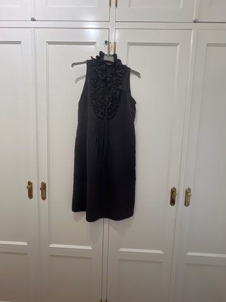 Vestido negro con volantes
