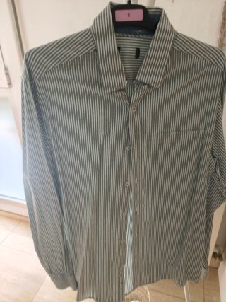 Camisa de rayas verde y blanca