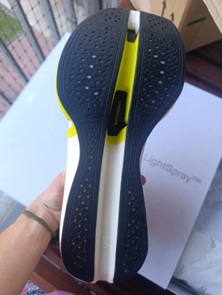 Zapatillas On Cloudboom Strike 2 LS Blancas/Amaril