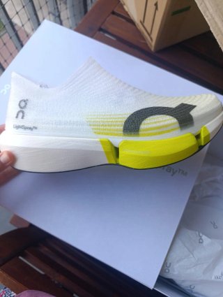 Zapatillas On Cloudboom Strike 2 LS Blancas/Amaril