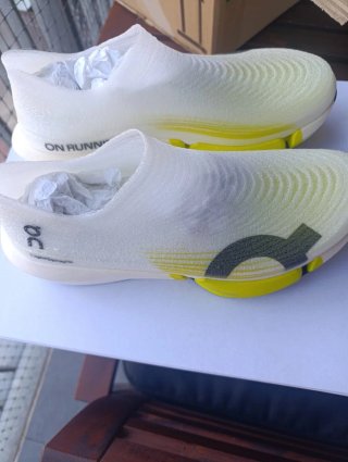 Zapatillas On Cloudboom Strike 2 LS Blancas/Amaril