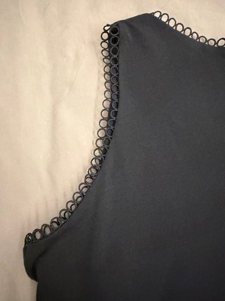 Camiseta negra con detalles