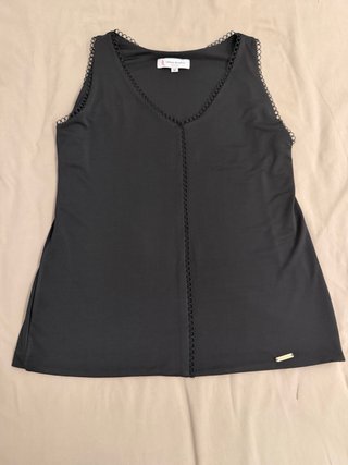 Camiseta negra con detalles
