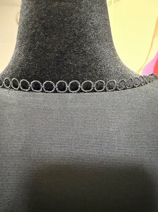 Camiseta negra con detalles