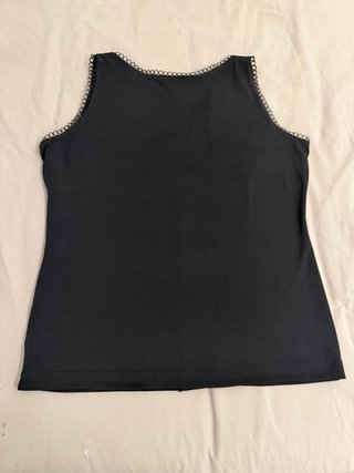 Camiseta negra con detalles