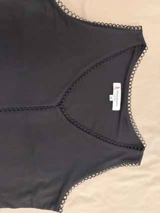 Camiseta negra con detalles
