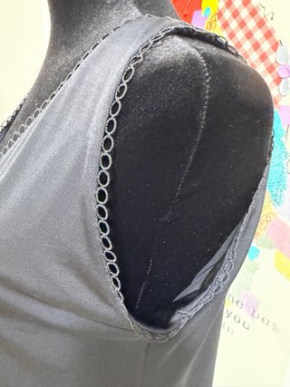 Camiseta negra con detalles