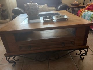 Mesa de madera y forja
