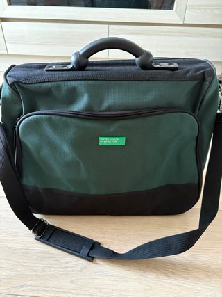 Maleta bandolera Benetton verde y negra