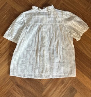 Blusa blanca con volantes y manga corta