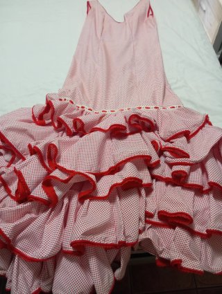 Traje de flamenca rojo y blanco de mujer y niña